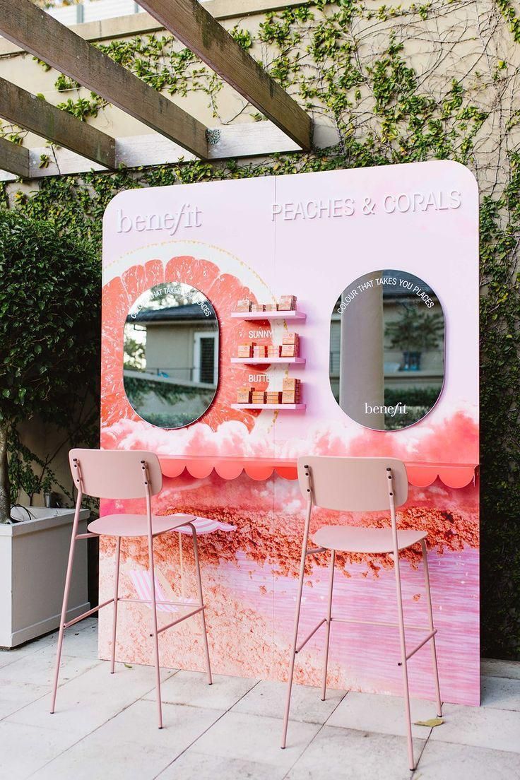 Stand de activacion de marca montado en exterior, con espejos y repisas de producto