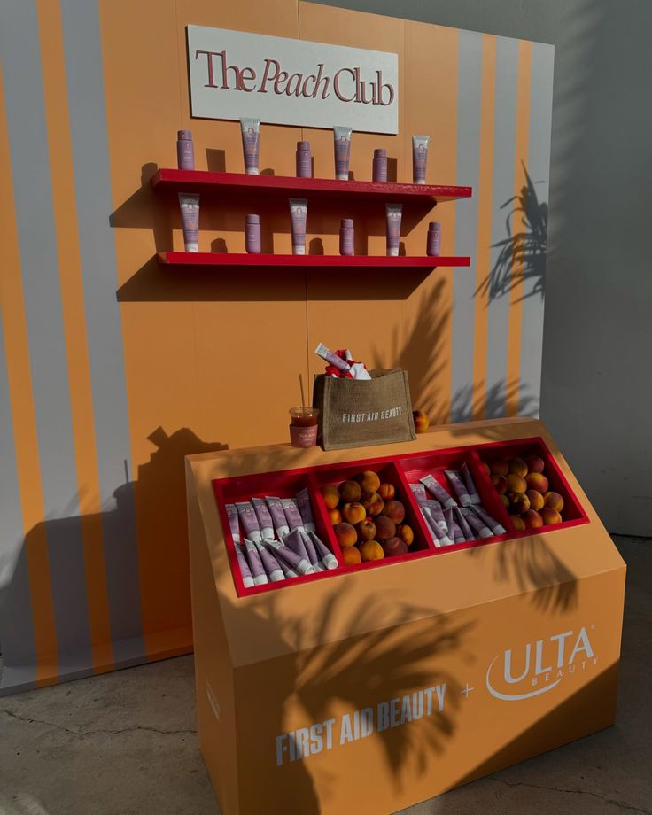 Mueble de exhibicion de producto con senaletica, montado para un evento