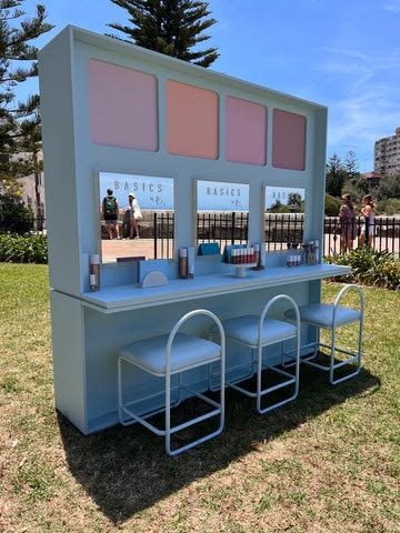 Modulo de experiencia de marca instalado al aire libre, con barra y piso de atencion