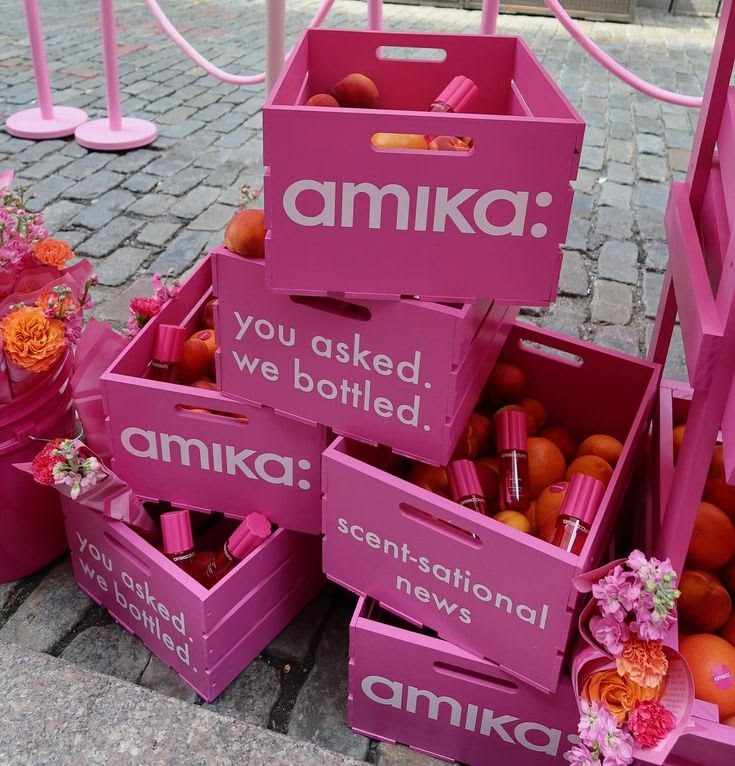 Cajones de madera pintados y rotulados, con producto y frutas, para un lanzamiento