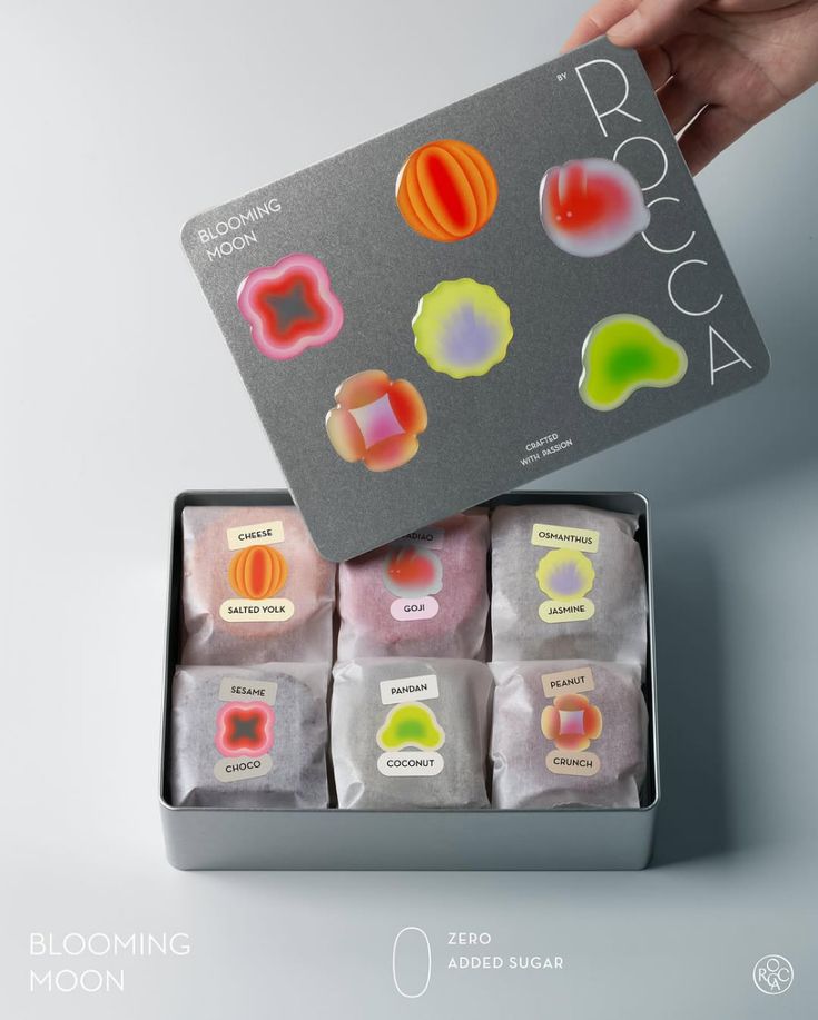 Lata de merchandising abierta, con piezas envueltas y etiquetadas una a una